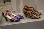 Туфли из фиолетового атласа с Т-образным ремешком (1926-29 гг) и туфли из парчи с открытым носком и перфорацией по подъёму (США, 1925-38 гг.)