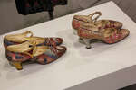 Лодочки из золотистой парчи с многоцветной печатью, декорированы ремешками из золотой кожи, 1926-1927 годы 