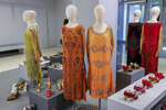 Справа платье-туника из оранжевой туали, декорированное сложносочиненным геометрическим узором, 1920-29 гг.