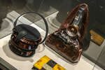 Круглая сумочка из люцита и замши (США, 1930-е гг.) и сумка из крокодиловой кожи (Великобритания, 1930-е гг.)