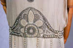 Декор из стеклярус, искусственного жемчуга и желатиновых бусин-полусфер на платье Эдварда Молине