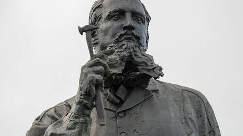 Памятник знаменитому ювелиру Михаилу Перхину устанавливают в Петрозаводске