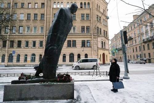 Памятник Александру Блоку открыли в Санкт-Петербурге